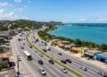 A Rodovia Amaral Peixoto, no Rio de Janeiro, percorre 180 km de litoral entre Niterói e Macaé e é o único acesso terrestre a dezenas de praias e lagoas da Região dos Lagos
