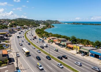 A Rodovia Amaral Peixoto, no Rio de Janeiro, percorre 180 km de litoral entre Niterói e Macaé e é o único acesso terrestre a dezenas de praias e lagoas da Região dos Lagos