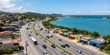 A Rodovia Amaral Peixoto, no Rio de Janeiro, percorre 180 km de litoral entre Niterói e Macaé e é o único acesso terrestre a dezenas de praias e lagoas da Região dos Lagos