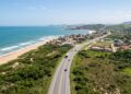 A Rodovia do Sol no Espírito Santo tem 67 km de litoral entre Guarapari e Marataízes e é considerada um dos trechos costeiros mais bonitos do Brasil para dirigir