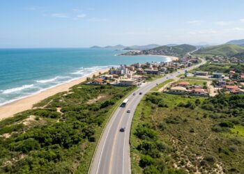 A Rodovia do Sol no Espírito Santo tem 67 km de litoral entre Guarapari e Marataízes e é considerada um dos trechos costeiros mais bonitos do Brasil para dirigir