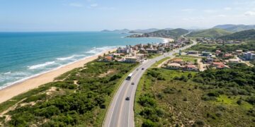 A Rodovia do Sol no Espírito Santo tem 67 km de litoral entre Guarapari e Marataízes e é considerada um dos trechos costeiros mais bonitos do Brasil para dirigir