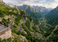Serpenteando por 55 km nos Alpes Dináricos, a rodovia panorâmica exibe curvas em zigue-zague impressionantes ao cruzar o norte do país