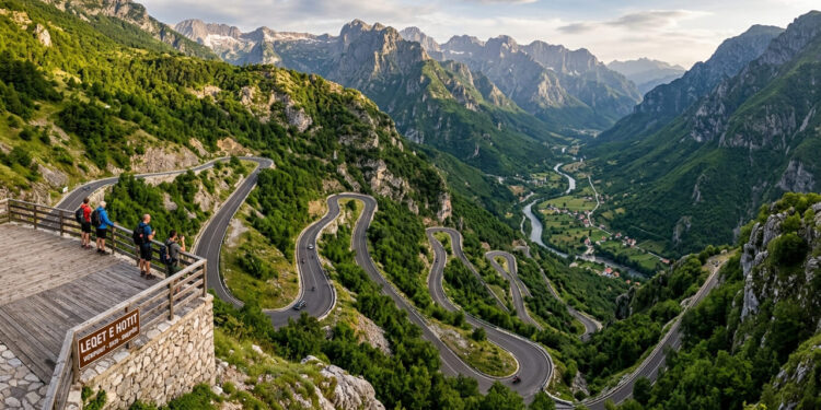 Serpenteando por 55 km nos Alpes Dináricos, a rodovia panorâmica exibe curvas em zigue-zague impressionantes ao cruzar o norte do país