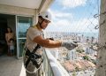 Quanto um instalador de redes cobra para fixar telas de proteção de nylon em cinco janelas de apartamento em 2026