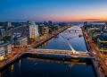 Com formato icônico de harpa, e projetada por Santiago Calatrava, a ponte móvel sobre o Rio Liffey em Dublin gira noventa graus para os navios