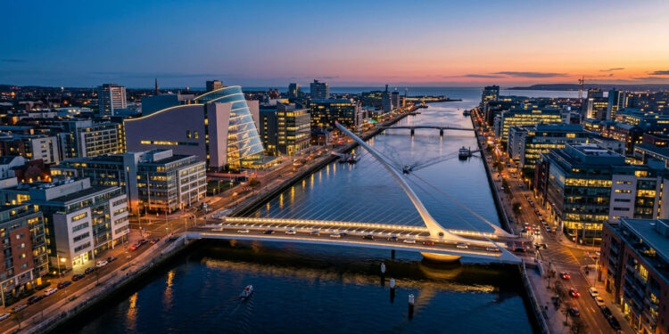 Com formato icônico de harpa, e projetada por Santiago Calatrava, a ponte móvel sobre o Rio Liffey em Dublin gira noventa graus para os navios