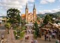 A capital mundial do fumo nasceu da imigração alemã de 1849 e hoje sedia uma das maiores Oktoberfest do Brasil