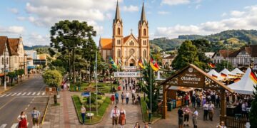 A capital mundial do fumo nasceu da imigração alemã de 1849 e hoje sedia uma das maiores Oktoberfest do Brasil