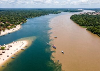 Cidade amazônica de 1661 que guarda a praia de água doce eleita a mais bonita do mundo e dois rios que não se misturam