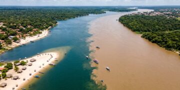 Cidade amazônica de 1661 que guarda a praia de água doce eleita a mais bonita do mundo e dois rios que não se misturam