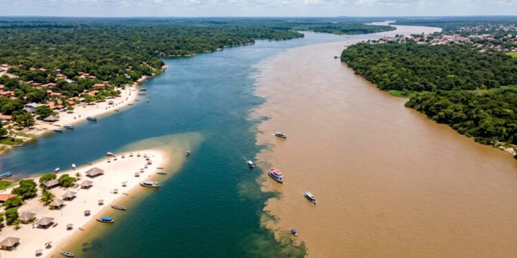 Cidade amazônica de 1661 que guarda a praia de água doce eleita a mais bonita do mundo e dois rios que não se misturam