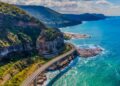 A espetacular estrutura em curva de 450 metros inaugurada em 2005, que beira os paredões rochosos e parece flutuar sobre o oceano australiano