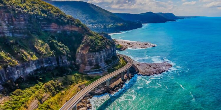 A espetacular estrutura em curva de 450 metros inaugurada em 2005, que beira os paredões rochosos e parece flutuar sobre o oceano australiano