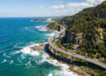 Com 665 metros de extensão, projetada rente ao oceano Pacífico na costa da Austrália, a moderna ponte em curvas virou o maior ícone turístico local