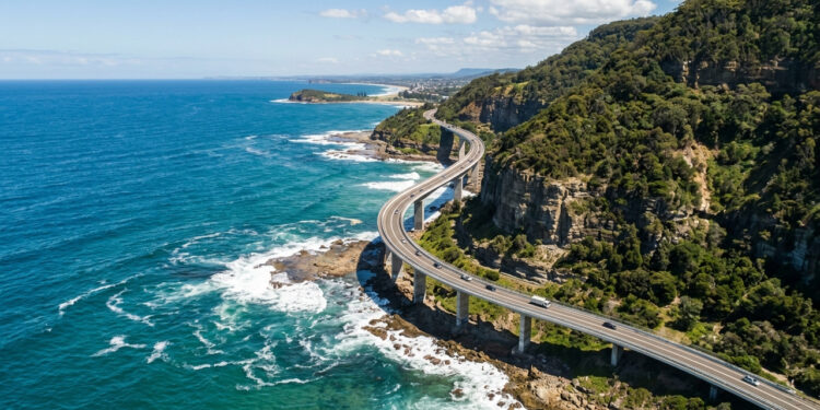 Com 665 metros de extensão, projetada rente ao oceano Pacífico na costa da Austrália, a moderna ponte em curvas virou o maior ícone turístico local