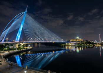 A futurista estrutura estaiada de 240 metros de extensão que simula a silhueta de um veleiro de aço iluminando a noite de Putrajaya