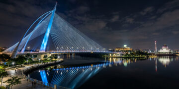 A futurista estrutura estaiada de 240 metros de extensão que simula a silhueta de um veleiro de aço iluminando a noite de Putrajaya