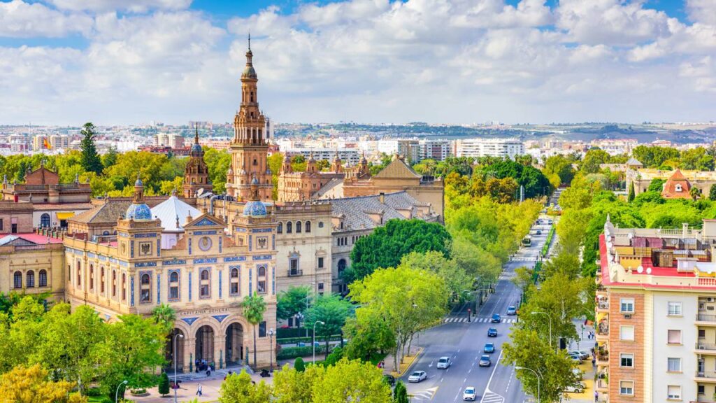 Guardando a maior catedral gótica do planeta de 1506, a cidade andaluza deslumbra com sua praça de 50 mil metros quadrados