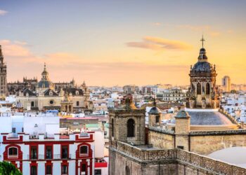 Guardando a maior catedral gótica do planeta de 1506, a cidade andaluza deslumbra com sua praça de 50 mil metros quadrados
