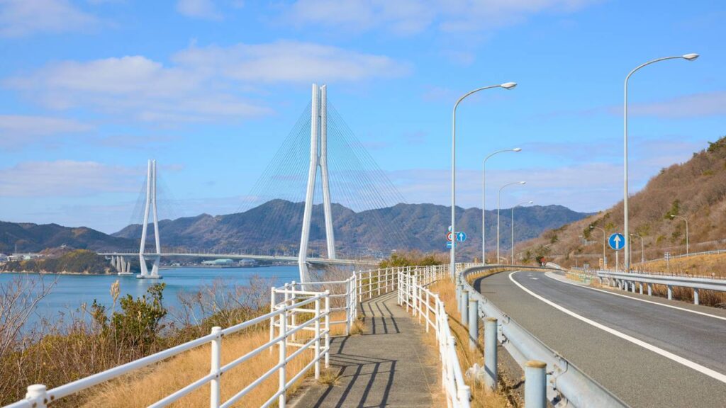 A ciclovia marítima de 70 km que une seis ilhas através de sete pontes suspensas, sendo considerada a rota mais espetacular de todo o Japão