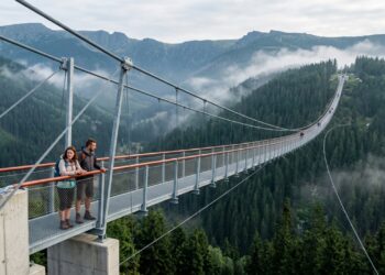 A ponte suspensa para pedestres mais longa e aterrorizante do planeta que balança solta a 95 metros de altura no meio dos Alpes tchecos e faz turistas congelarem de pânico na primeira pisada