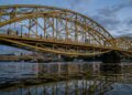 Projetada com treliças lenticulares que lembram o formato de lentes, a ponte de ferro de 1883 é um dos marcos históricos da cidade de Pittsburgh
