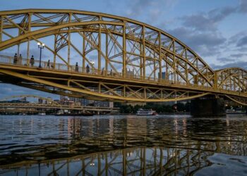 Projetada com treliças lenticulares que lembram o formato de lentes, a ponte de ferro de 1883 é um dos marcos históricos da cidade de Pittsburgh