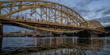 Projetada com treliças lenticulares que lembram o formato de lentes, a ponte de ferro de 1883 é um dos marcos históricos da cidade de Pittsburgh