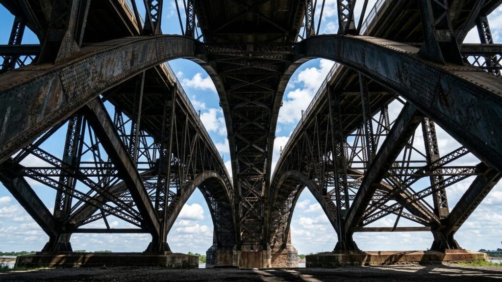 Com três arcos metálicos monumentais e inaugurada em 1874, a icônica estrutura em Saint Louis foi a primeira ponte de aço construída no mundo
