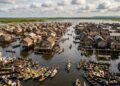 A cidade flutuante africana de 400 anos onde 20000 moradores vivem em 3000 casas de bambu suspensas sobre a água