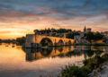 Com construção iniciada em 1177, a ponte medieval preserva apenas 4 dos seus 22 arcos originais após resistir a fortes enchentes do rio Ródano