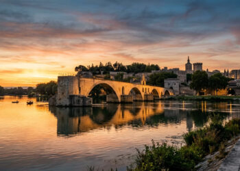 Com construção iniciada em 1177, a ponte medieval preserva apenas 4 dos seus 22 arcos originais após resistir a fortes enchentes do rio Ródano