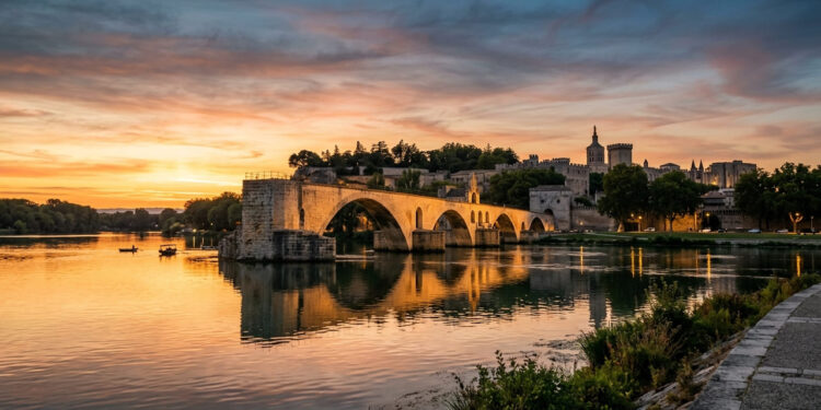 Com construção iniciada em 1177, a ponte medieval preserva apenas 4 dos seus 22 arcos originais após resistir a fortes enchentes do rio Ródano