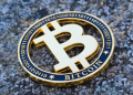 Bitcoin busca suporte em US$ 60 mil após forte queda