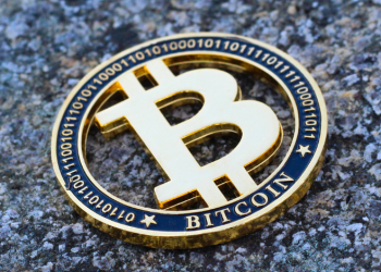 Bitcoin busca suporte em US$ 60 mil após forte queda