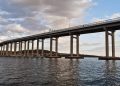 A imponente estrutura de concreto de 1,39 km de extensão inaugurada em 1964 que atravessa o rio Derwent e une os dois lados de Hobart