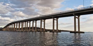 A imponente estrutura de concreto de 1,39 km de extensão inaugurada em 1964 que atravessa o rio Derwent e une os dois lados de Hobart