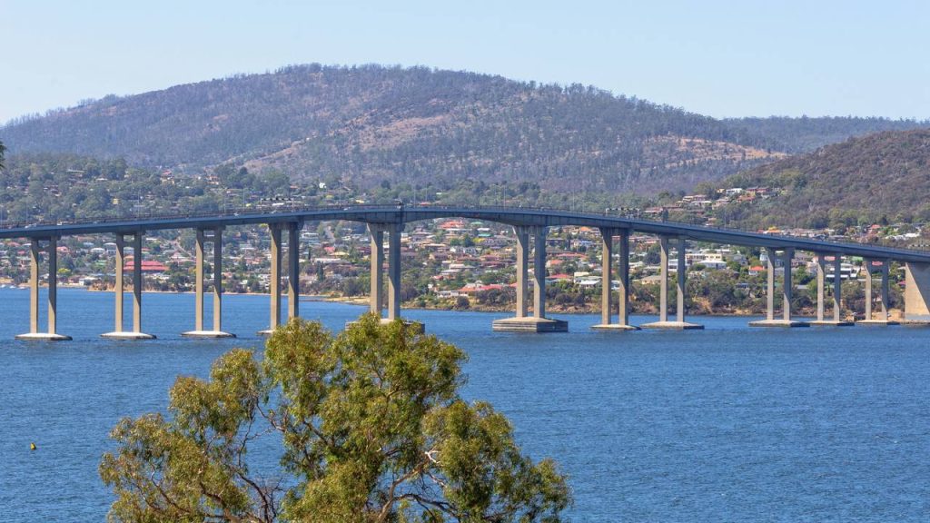 A imponente estrutura de concreto de 1,39 km de extensão inaugurada em 1964 que atravessa o rio Derwent e une os dois lados de Hobart