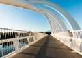 A futurista passarela de 83 metros de extensão inaugurada em 2010 com arcos brancos que simulam uma onda gigante na Nova Zelândia