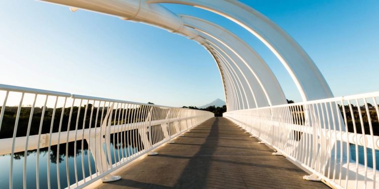 A futurista passarela de 83 metros de extensão inaugurada em 2010 com arcos brancos que simulam uma onda gigante na Nova Zelândia