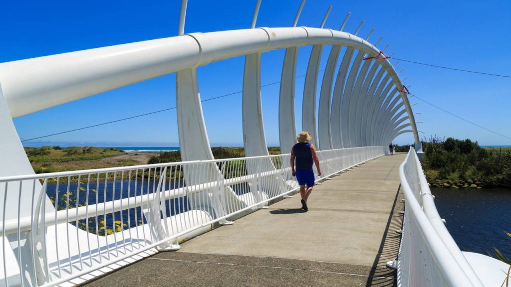 A futurista passarela de 83 metros de extensão inaugurada em 2010 com arcos brancos que simulam uma onda gigante na Nova Zelândia