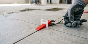 Quanto um pedreiro cobra para assentar o piso porcelanato retificado em uma área interna de 50 m² em 2026