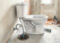 Quanto um encanador cobra para trocar o vaso sanitário por caixa acoplada em 2026, e por que a posição do esgoto pode complicar tudo