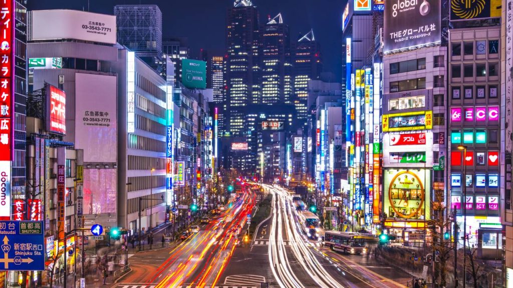 Metrópole japonesa com mais de 37 milhões de habitantes destaca-se pelo traçado urbano de alta tecnologia, cruzamentos gigantes e luzes de neon