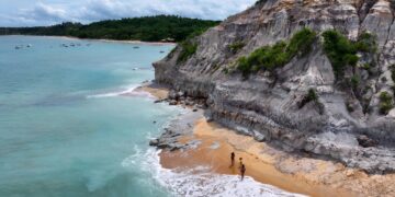 A paradisíaca vila de pescadores baiana fundada em 1586 que atrai turistas do mundo todo por seu charmoso Quadrado histórico e praias de areia branca