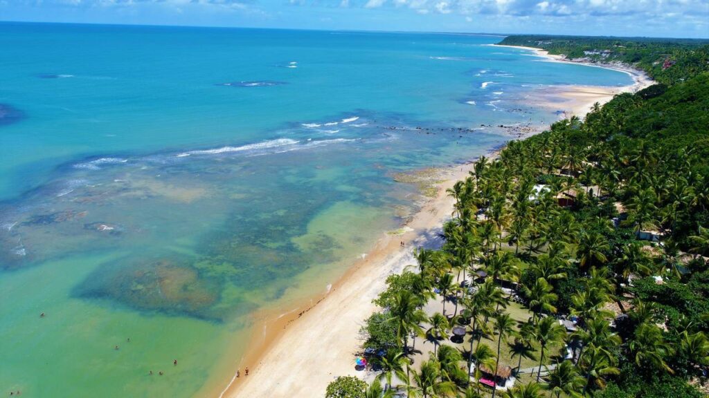 A paradisíaca vila de pescadores baiana fundada em 1586 que atrai turistas do mundo todo por seu charmoso Quadrado histórico e praias de areia branca