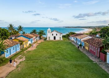Trancoso, na Bahia, tem quadrado histórico tombado, pousadas de luxo entre coqueiros e uma trilha de 10 km que liga a vila à Praia dos Nativos sem asfalto