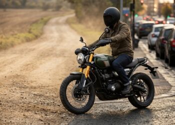 A scrambler de 400 cilindradas tenta vender aventura de fim de semana para quem ainda precisa encarar trânsito de segunda a sexta