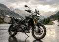 A adventure de 900 cc e 108 cv quer vender viagem longa sem deixar a eletrônica parecer enfeite de painel caro